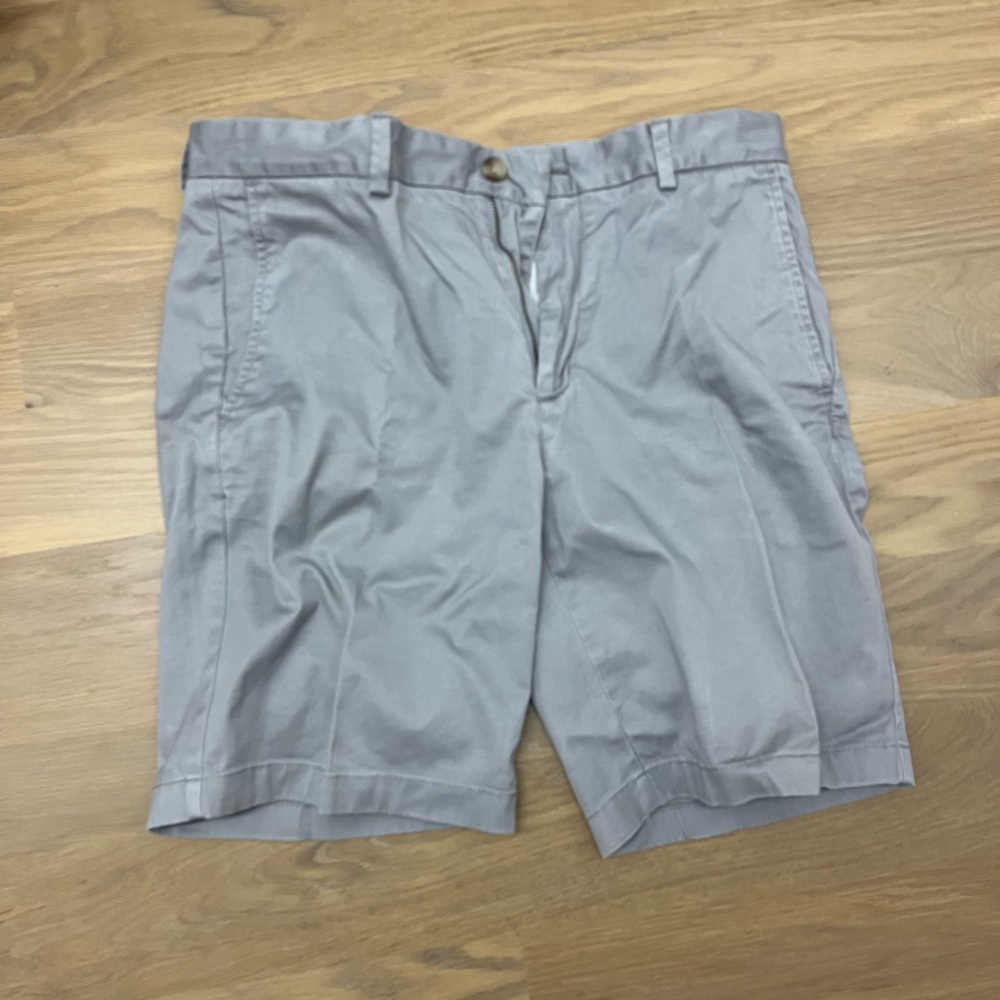 Gray vineyard vines shorts
